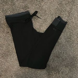 Black ankle-length leggings